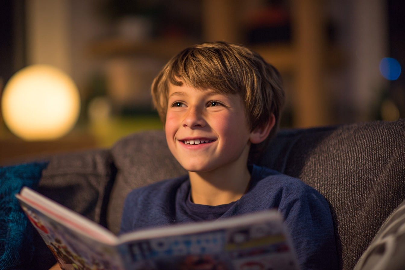 bambino legge libro calcio